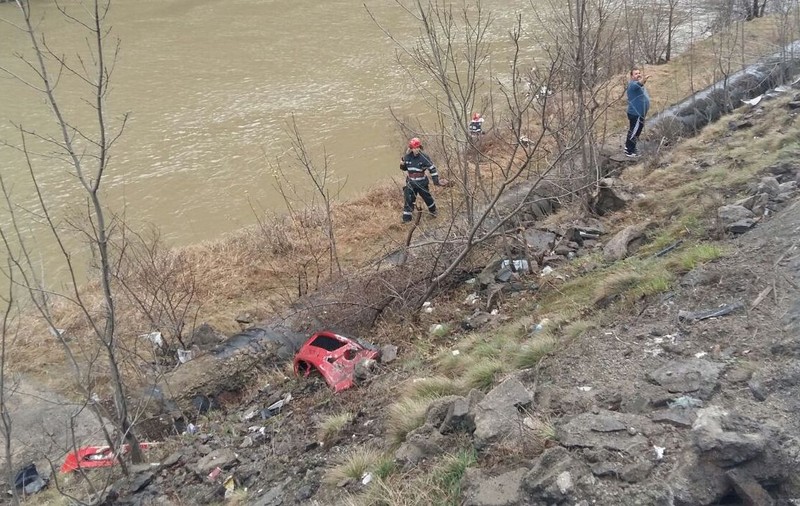 UPDATE: Accident pe Valea Oltului în Duminica de Florii. Părinții fetei de 13 ani, găsiți morți