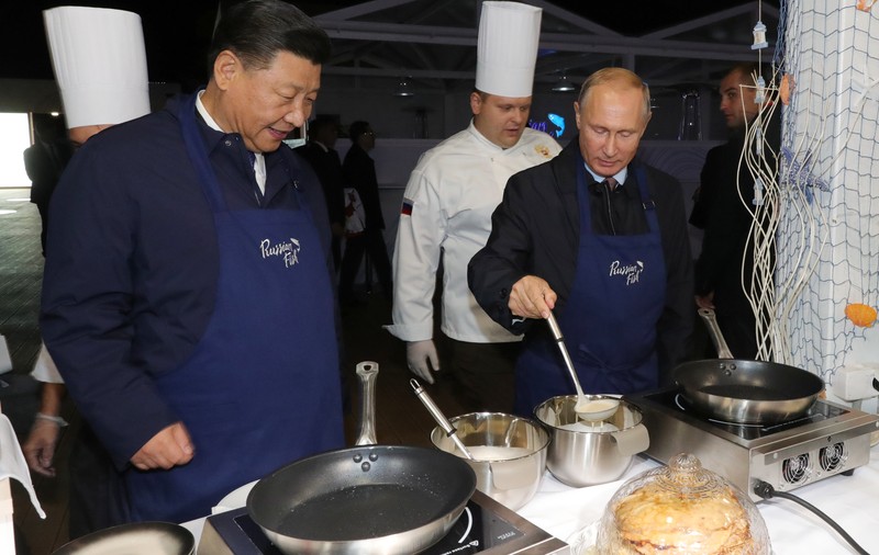 VIDEO | Vladimir Putin a gătit clătite la întâlnirea cu Xi Jinping