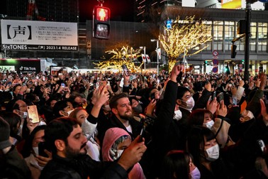 Niponii s-au strâns cu mic cu mare în piața Shibuya din Tokio. Foto: Profimedia