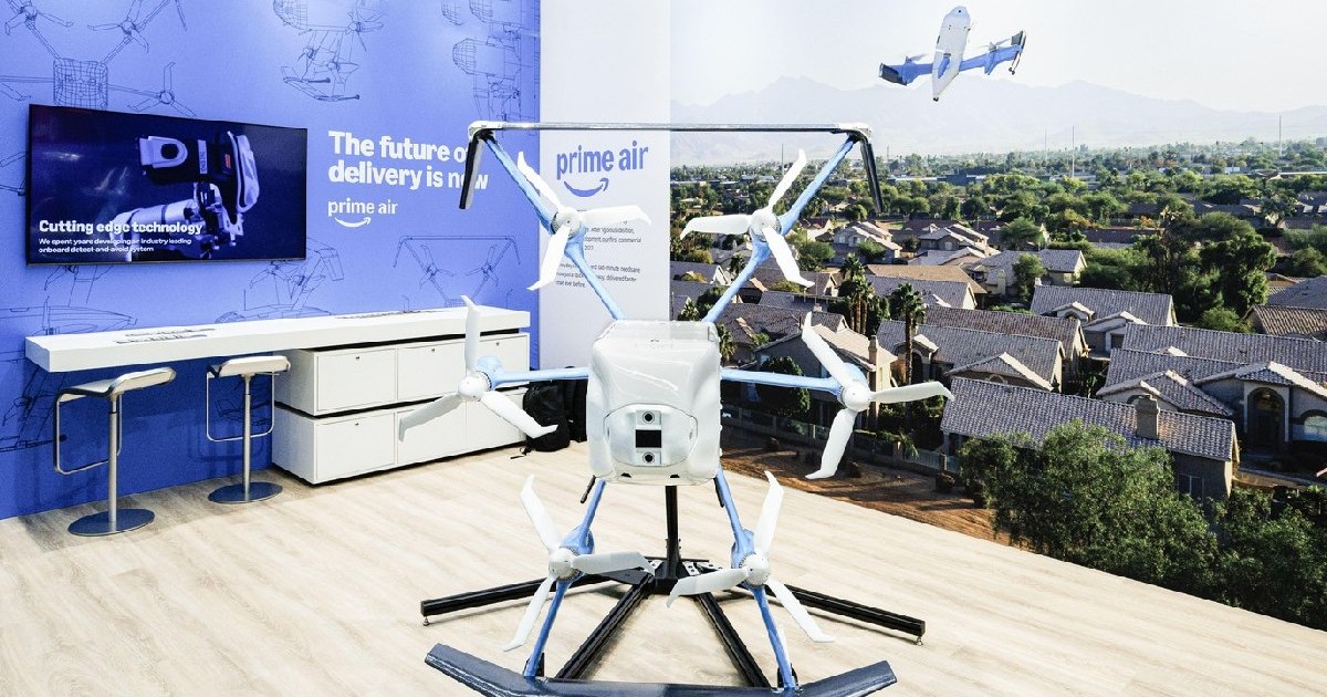Dronă Amazon Prime Air a fost prezentată în Germania, poate livra un colet către un client.