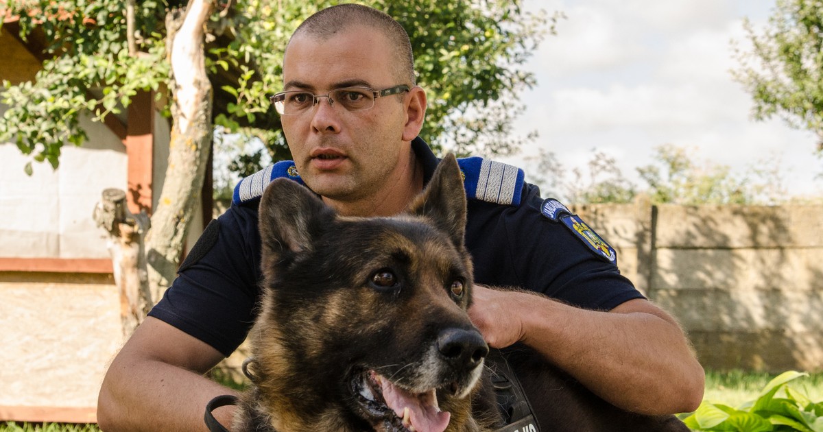 REPORTAJ: Jandarmul Marius și colegul său, Mabanu, au fost parteneri nouă ani. Deși pensionat, ciobănescul german rămane cu plutonierul major