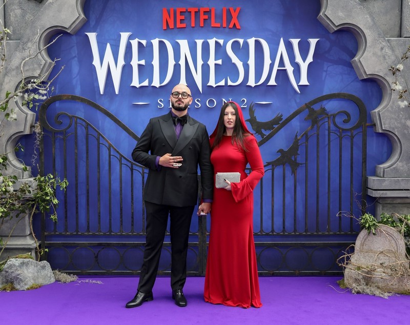 Cine l-a însoțit pe actorul român Victor Dorobanțu în Londra, la premiera sezonului 2 din serialul „Wednesday”