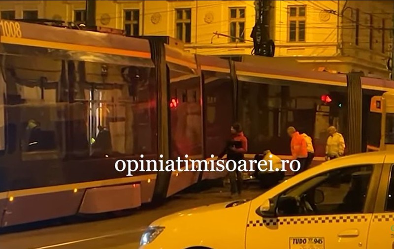 Un tramvai din Timișoara a sărit de pe șine și a ajuns pe trotuar | Video