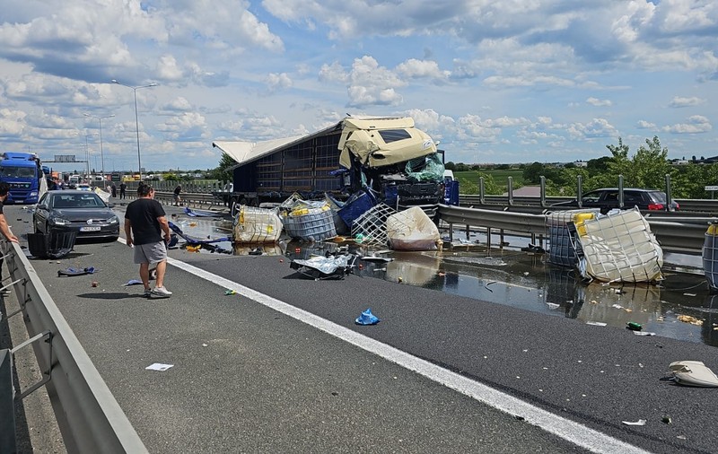 Două TIR-uri s-au izbit pe autostrada A1 și încărcătura s-a împrăștiat și a blocat șoseaua. Circulația a fost deviată