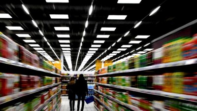 Rafturi de magazine cu alimente. Foto cu caracter ilustrativ