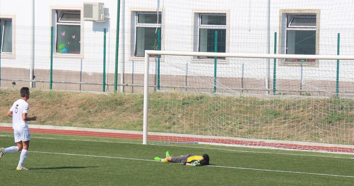 Portarul de la CS Urlați a căzut pe teren în timpul jocului de CS Câmpina