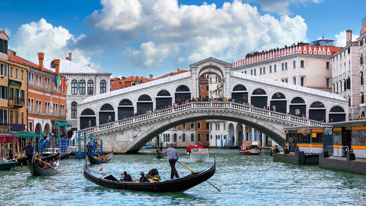 Veneția ar putea majora taxa de intrare pentru turiști la 30 de euro și extinde aplicarea acesteia pe o perioadă mai lungă din an. Sursă foto Shutterstock