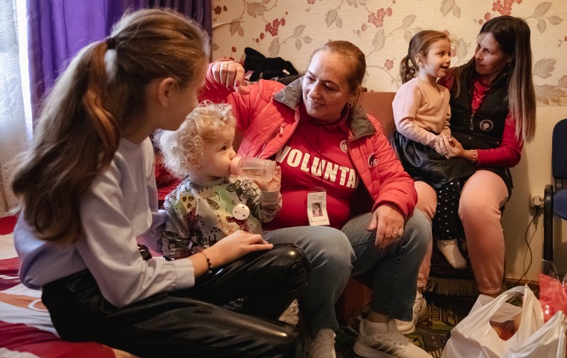 REPORTAJ. O femeie din Piatra-Neamţ a transformat suferinţa personală în izvor de bine pentru ceilalţi: „Dacă nu făceam asta, muream de durere”