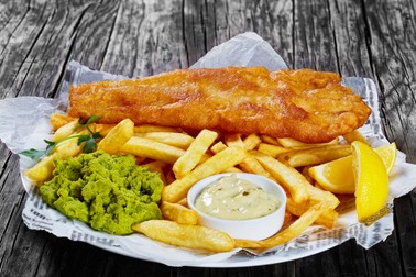 Cod pane cu cartofi prăjiți, sos tartar și piure de mazăre