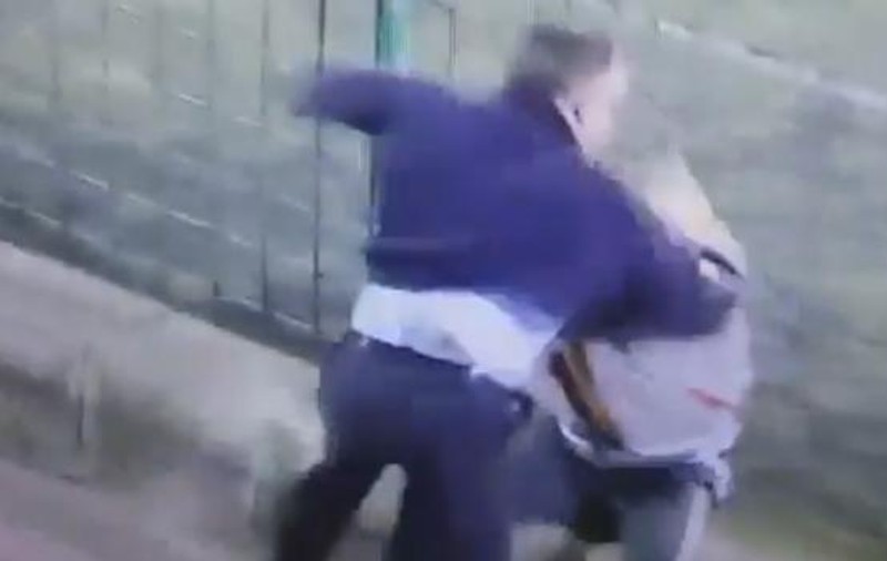 Doi tați s-au bătut precum chiorii la un meci de juniori! Imagini înfiorătoare | VIDEO
