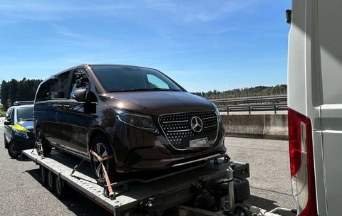 Un elvețian a pierdut 30.000 de euro pe o autostradă după ce a vrut să-și ducă mașina la un service în Germania