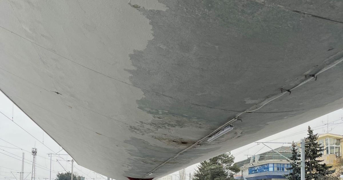 O bancă pe peronul gării din Brașov, februarie 2026