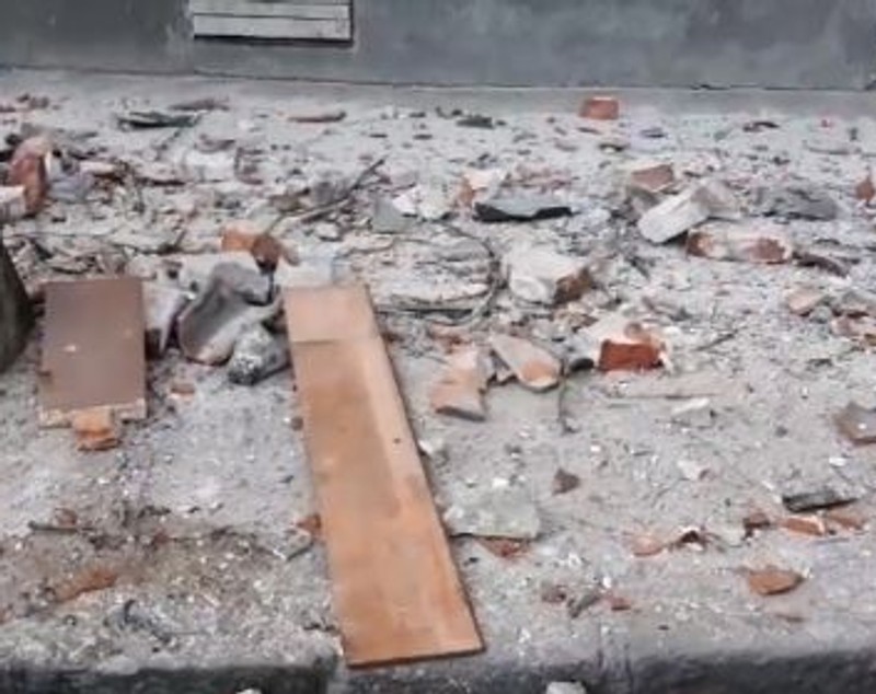Pagube la o clădire din Sectorul 2 al Capitalei după cutremur. "Putea să cadă, să moară lume, cine răspunde?" | FOTO