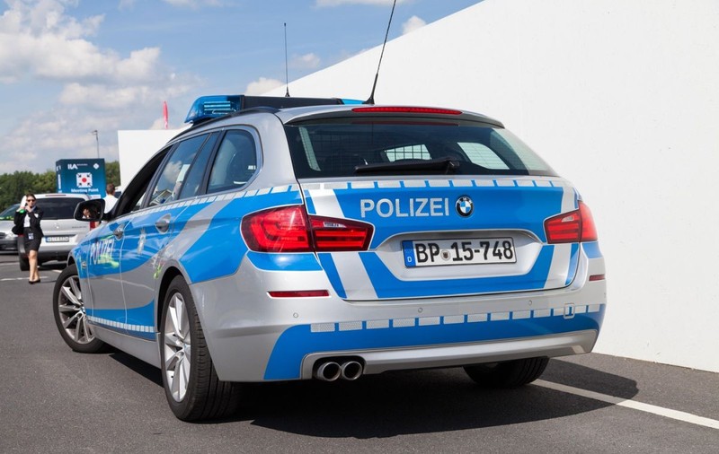 Un șofer cu BMW a fost prins cu un penis fals când voia să trișeze la un test antidrog, după un accident în Berlin