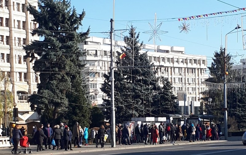 La Ploiești, parada militară s-a încheiat mai devreme decât fusese programată. Oamenii, revoltați că au pierdut cel mai așteptat moment: "Nici de sărbătoare nu-s în stare să respecte programul"