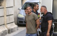 Barbatul acuzat si retinut pentru spionaj in favoarea Rusiei, Ivan Kutsenko, este escortat in sediul Curtii de Apel Bucuresti, in Bucuresti, 8 septembrie 2026. Inquam Photos / Octav Ganea
