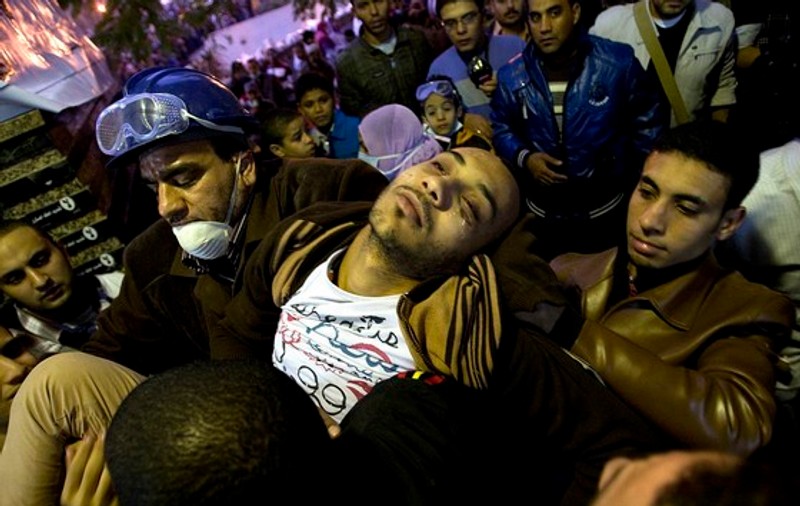 UPDATE Foto | Violenţele la Cairo au luat amploare: 35 de morţi şi peste 2.000 de răniţi. Guvernul a demisionat!