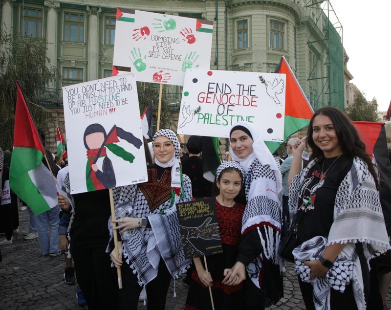 „Suntem aici pentru civili, nu pentru Hamas!” Protest pro Palestina în București. Astfel de manifestații au fost interzise în alte țări din Europa
