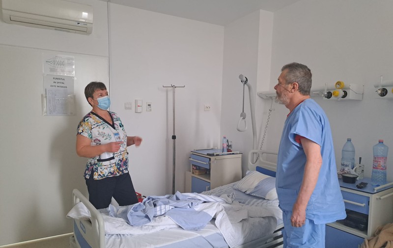 Unde se duc oamenii fără adăpost după ce sunt externați din spitale? Cazul unui bărbat care a trăit o lună la urgențe în București. Apoi a dispărut