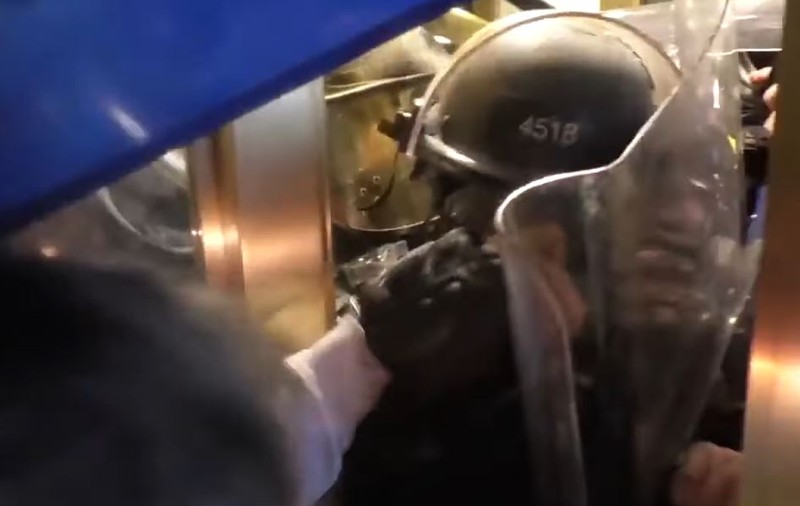 Nouă înregistrare cu violențele din Capitoliu. Un ofițer, prins între uși de protestatari