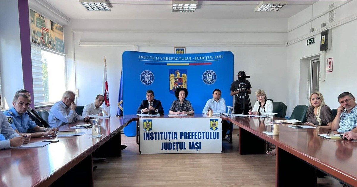 Imagine de la o ședință a prefecturii Iași