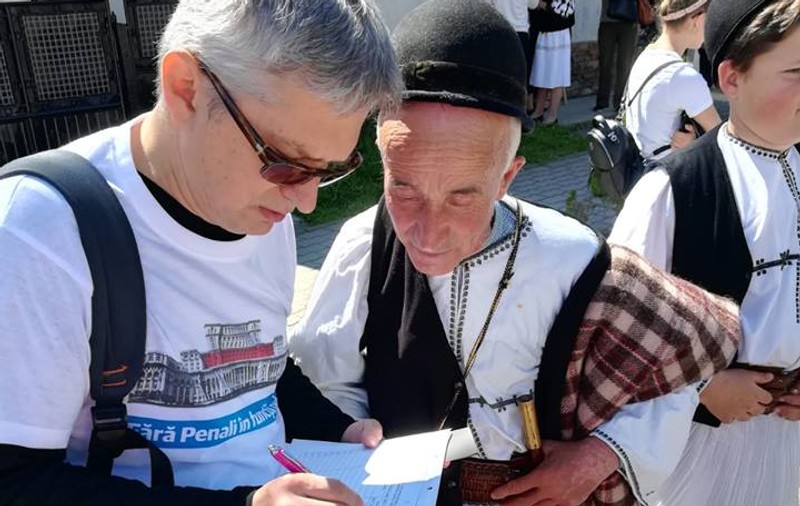 USR pleacă cu caravana ”Fără penali în funcții publice”; În 12 județe nu s-a strâns numărul minim de semnături