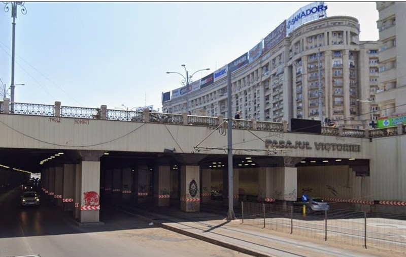 Un tramvai şi un autobuz s-au ciocnit în Pasajul Victoriei din București. Mai multe persoane au ajuns la spital