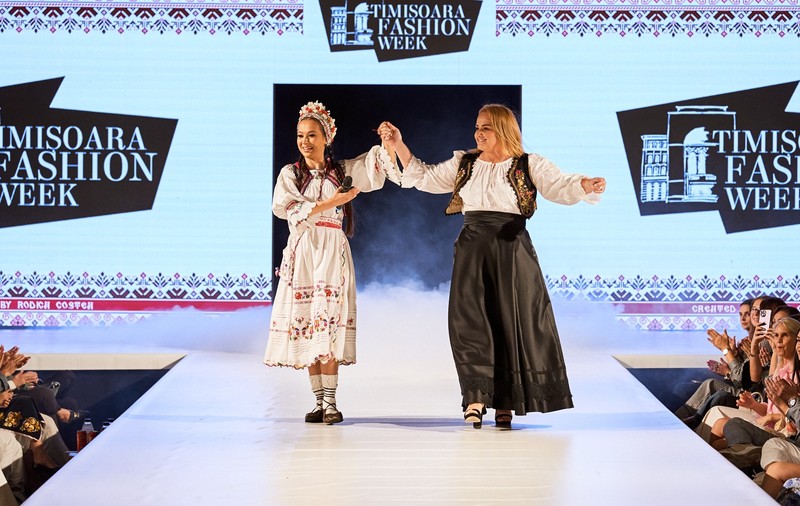 Olguța Berbec și Vladuta Lupău au adus eleganța tradițională pe podium, la Timișoara Fashion Week 2024