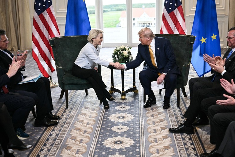 Ursula von der Leyen și Donald Trump își strâng mâna după convenirea termenilor acordului Foto: Profimedia
