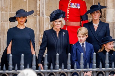 La înmormântare au participat și doi dintre cei trei copii ai prințului William și prințesei Kate, Charlotte și George. Meghan Markle a stat într-un moment lângă regina consoartă Camilla, în Westminster Abbey