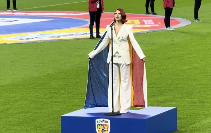 Cine i-a creat Lidiei Buble ținuta la meciul România - Moldova. A intonat imnul îmbrăcată într-o pelerină cu steagul țării