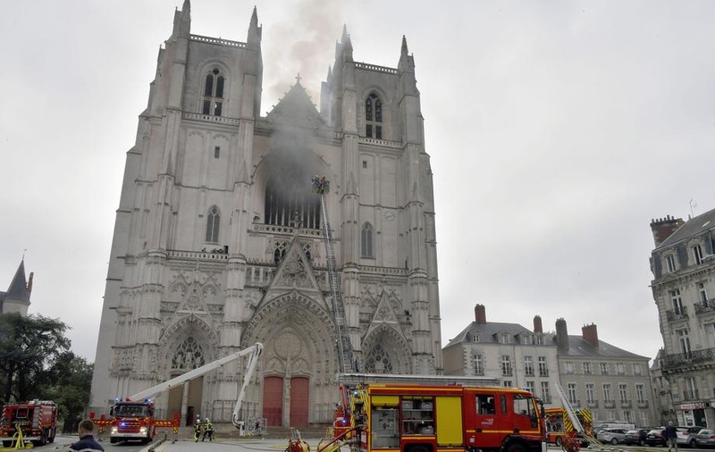 VIDEO | Incendiu puternic la catredrala din orașul francez Nantes. Polițiștii investighează un foc pus intenționat