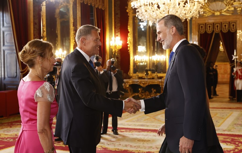 Cum s-a îmbrăcat Carmen Iohannis la dineul regelui Spaniei. Prima doamnă a României s-a duelat în ținute cu regina Letizia, Jill Biden și Brigitte Macron