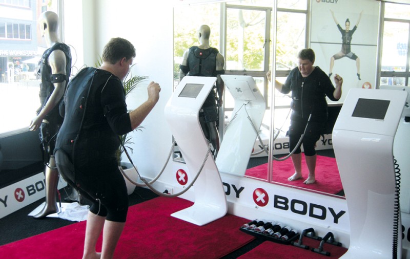 Bănel Nicoliță și stelistul Filip își arată mușchii. Începe cel mai mare eveniment global dedicat noilor tehnologii EMS (Electrical Muscle Stimulation)