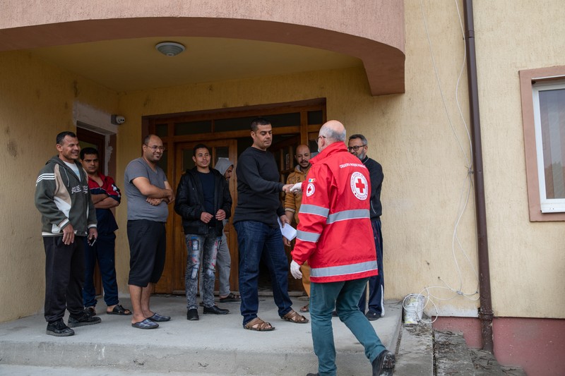 Muncitorii arabi au primit ajutor de la Crucea Roșie Foto: Vlad Chirea
