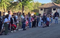 Elevi în fața scolii din Măguri
