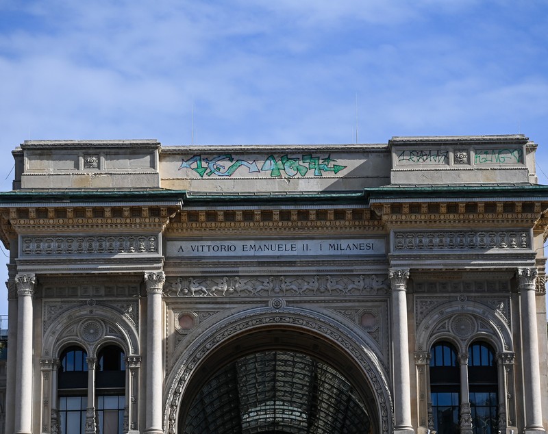 Trei bărbați au urcat pe Galeria Vittorio Emanuele II din Milano și au desenat graffiti, sub privirile turiștilor