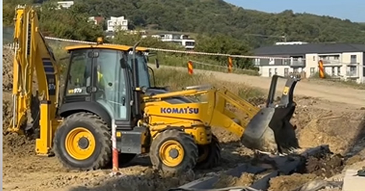 Un excavator lucrează pe șantierul metroului de la Cluj, august 2025