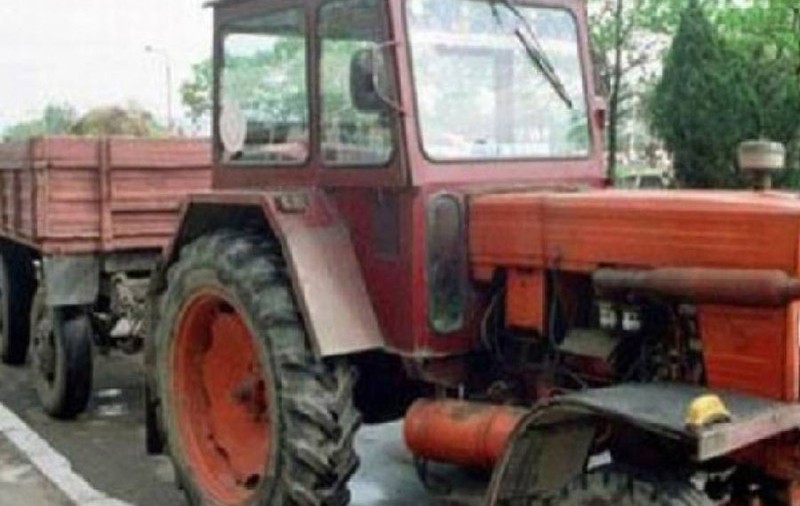 Un copil de 10 ani a fost prins conducând un tractor neînmatriculat pe stradă!