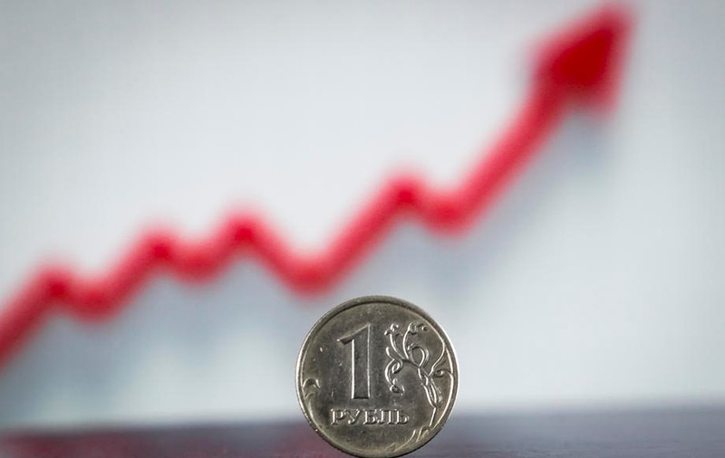 Rubla rusească s-a consolidat în raport cu euro, atingând maximul din ultimii doi ani