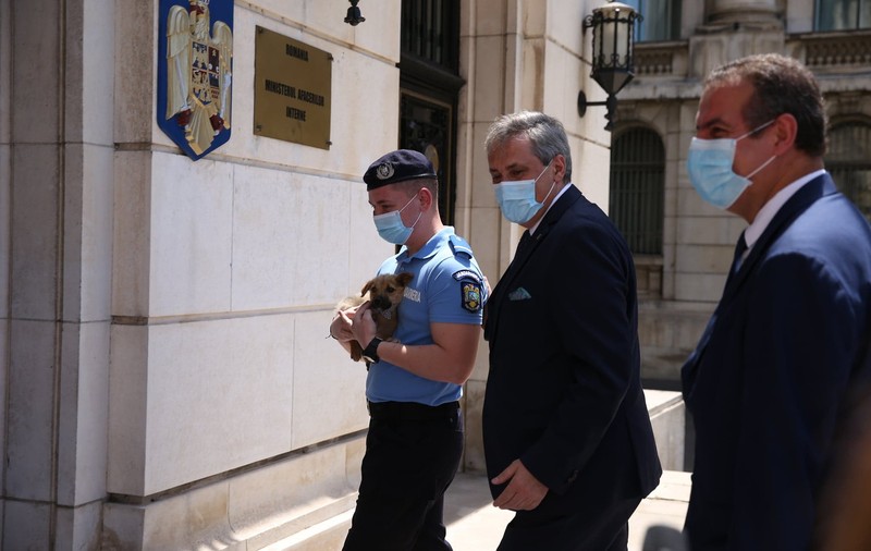Marcel Vela a avut parte de o surpriză la ceremonia de semnare a contractului pentru achiziționarea de autospeciale. Ce cadou a primit ministrul