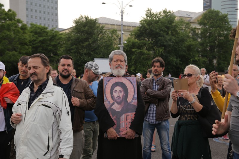 Un preot a venit cu o icoană în Piața Victoriei