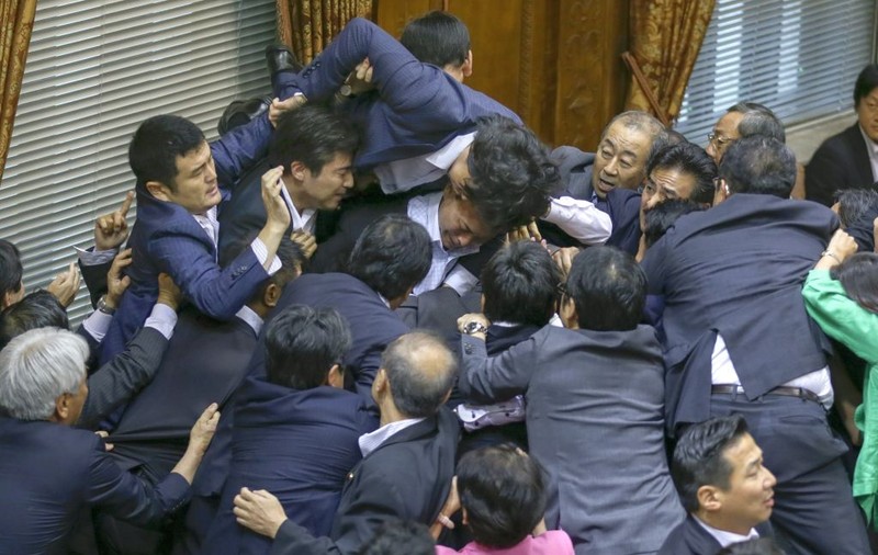 S-au luat la bătaie pentru pace! Scandal uriaş în Parlamentul de la Tokyo | VIDEO