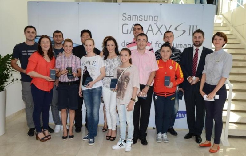 Medaliaţii olimpici ai României au fost premiaţi cu câte un telefon mobil