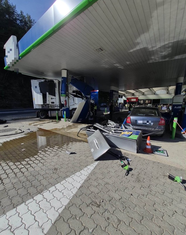 Accident la o benzinărie din Călimănești. Un camion a avariat pompele de carburant