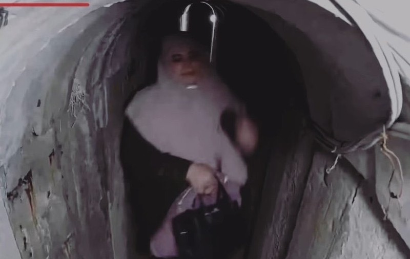 Soția șefului Hamas, Yahya Sinwar, fuge într-un tunel din Gaza având în mână o geantă de 32.000 de dolari I VIDEO