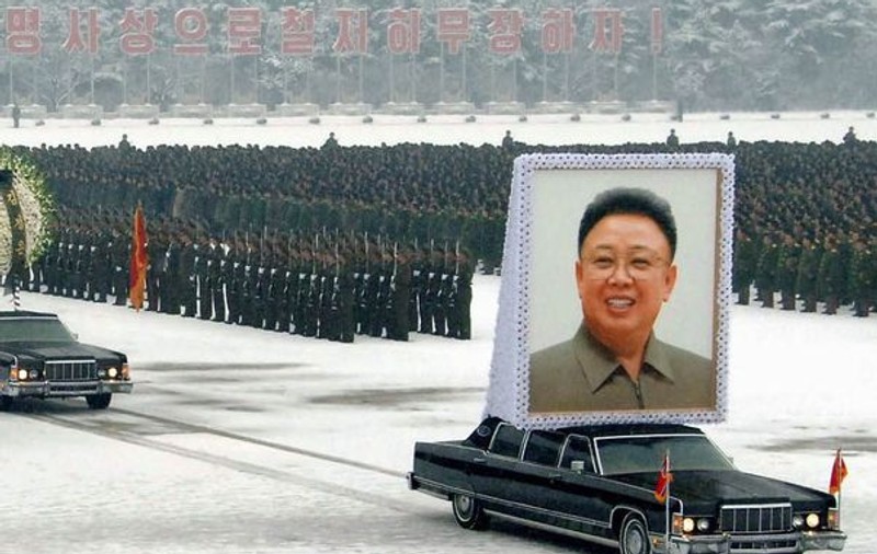Corpul neînsufleţit al lui Kim Jong-il va fi îmbălsămat şi expus