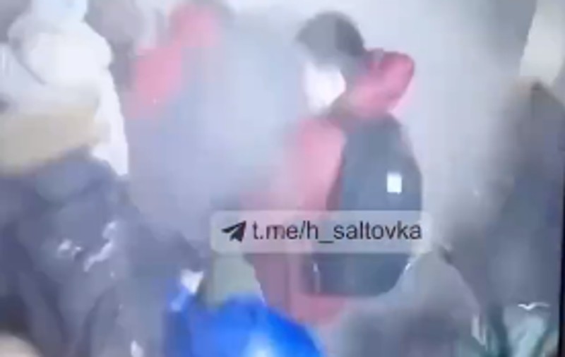 Momentul în care o bombă explodează în fața unui supermarket aglomerat din Harkov