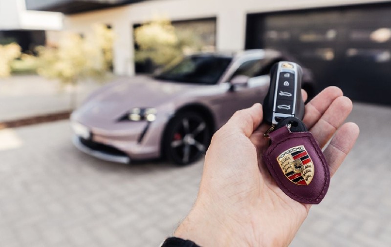 Proprietarul unei vile oferă cadou un Porsche nou celui care îi cumpără casa și terenul de 18.000 de metri pătrați, în Belgia