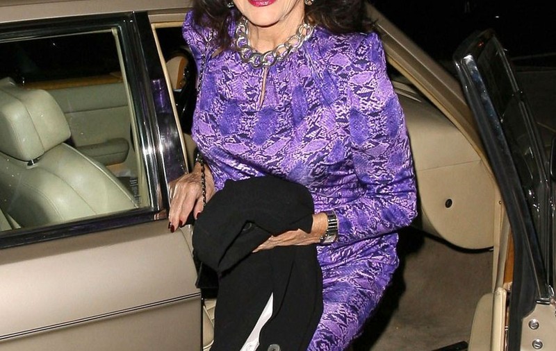 ACTRIŢA JOAN COLLINS cu picioarele ÎMBĂTRÂNITE la VEDERE! GAELRIE FOTO 